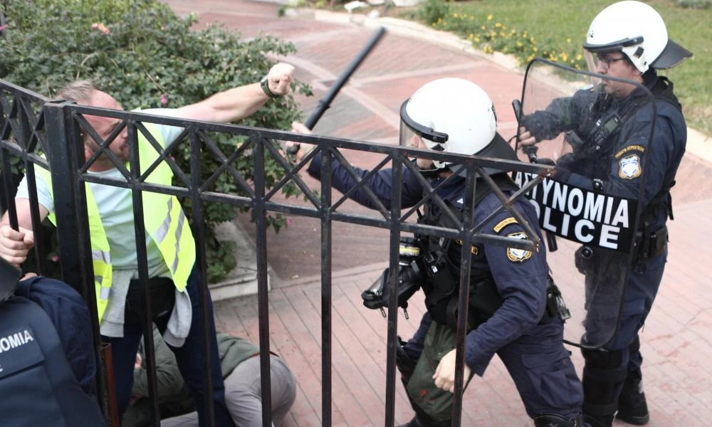 Επεισόδια στην πορεία διαμαρτυρίας των εργαζομένων της ΠΟΕ–ΟΤΑ (Εικόνες)